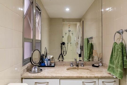 Apartamento à venda, com 196 m², 4 quartos e 3 vagas — Banheiro da Suíte 1