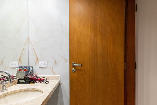 Apartamento à venda, com 196 m², 4 quartos e 3 vagas — Banheiro da Suíte 2