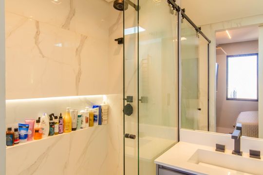 Apartamento mobiliado com 3 quartos, 1 suíte e piscina no condomínio para comprar. — Banheiro da Suíte