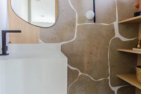 Apartamento mobiliado com 3 quartos, 1 suíte e piscina no condomínio para comprar. — Banheiro Andar Superior