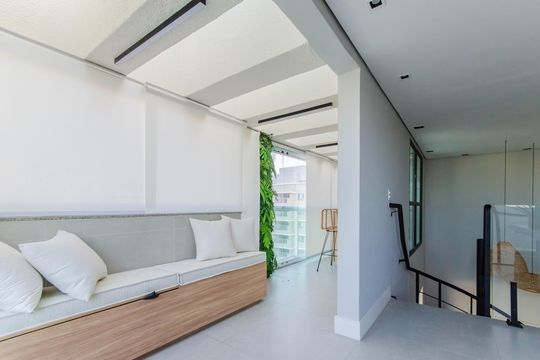 Apartamento mobiliado com 3 quartos, 1 suíte e piscina no condomínio para comprar. — Sala