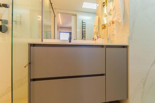 Apartamento mobiliado com 3 quartos, 1 suíte e piscina no condomínio para comprar. — Banheiro da Suíte