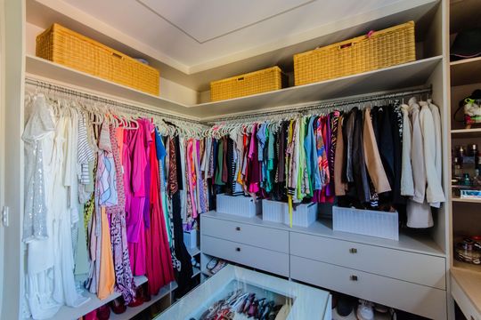 Apartamento mobiliado com 3 quartos, 1 suíte e piscina no condomínio para comprar. — Quarto 1