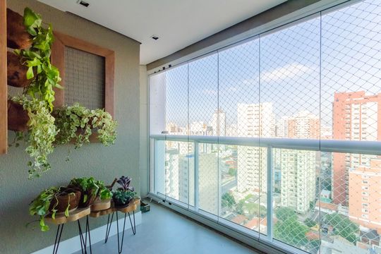 Apartamento mobiliado com 3 quartos, 1 suíte e piscina no condomínio para comprar. — Varanda