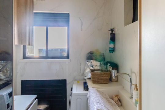 Apartamento mobiliado com 3 quartos, 1 suíte e piscina no condomínio para comprar. — Área de Serviço