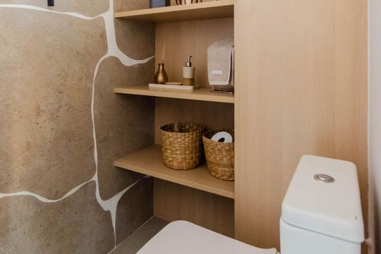 Apartamento mobiliado com 3 quartos, 1 suíte e piscina no condomínio para comprar. — Banheiro Andar Superior