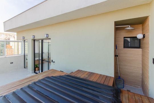 Apartamento mobiliado com 3 quartos, 1 suíte e piscina no condomínio para comprar. — Andar Superior