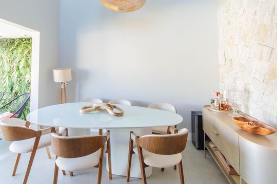Apartamento mobiliado com 3 quartos, 1 suíte e piscina no condomínio para comprar. — Cozinha e Copa