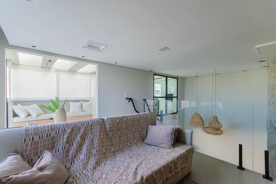Apartamento mobiliado com 3 quartos, 1 suíte e piscina no condomínio para comprar. — Sala