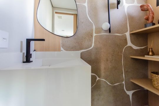 Apartamento mobiliado com 3 quartos, 1 suíte e piscina no condomínio para comprar. — Banheiro Andar Superior