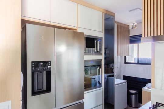 Apartamento mobiliado com 3 quartos, 1 suíte e piscina no condomínio para comprar. — Cozinha e Copa