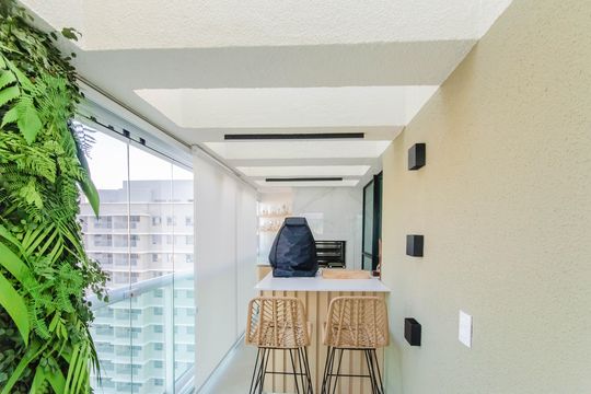 Apartamento mobiliado com 3 quartos, 1 suíte e piscina no condomínio para comprar. — Sala - Área Gourmet