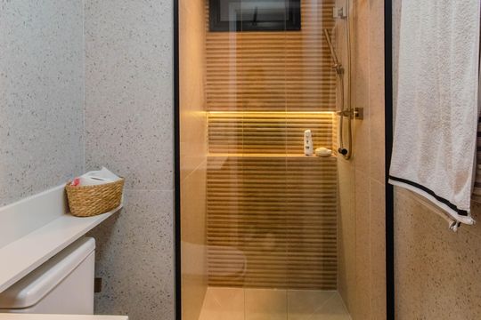Apartamento mobiliado com 3 quartos, 1 suíte e piscina no condomínio para comprar. — Banheiro Social