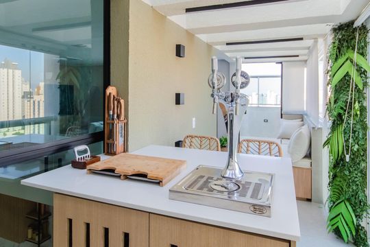 Apartamento mobiliado com 3 quartos, 1 suíte e piscina no condomínio para comprar. — Sala - Área Gourmet Cervejeira