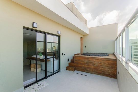 Apartamento mobiliado com 3 quartos, 1 suíte e piscina no condomínio para comprar. — Andar Superior