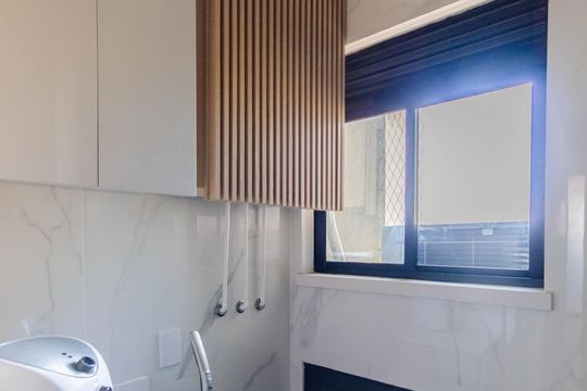 Apartamento mobiliado com 3 quartos, 1 suíte e piscina no condomínio para comprar. — Área de Serviço