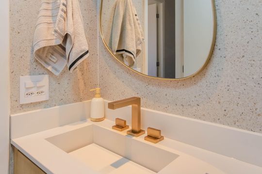 Apartamento mobiliado com 3 quartos, 1 suíte e piscina no condomínio para comprar. — Banheiro Social