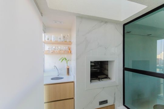 Apartamento mobiliado com 3 quartos, 1 suíte e piscina no condomínio para comprar. — Sala - Área Gourmet