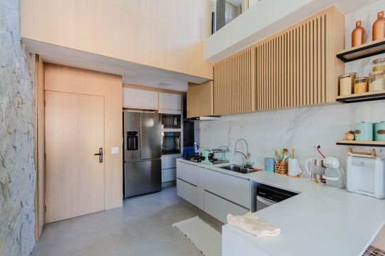 Apartamento mobiliado com 3 quartos, 1 suíte e piscina no condomínio para comprar. — Cozinha e Copa