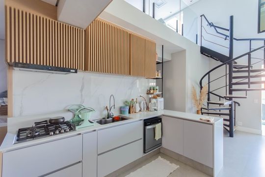 Apartamento mobiliado com 3 quartos, 1 suíte e piscina no condomínio para comprar. — Cozinha e Copa