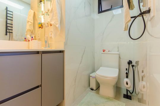 Apartamento mobiliado com 3 quartos, 1 suíte e piscina no condomínio para comprar. — Banheiro da Suíte