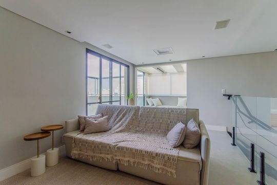 Apartamento mobiliado com 3 quartos, 1 suíte e piscina no condomínio para comprar. — Sala