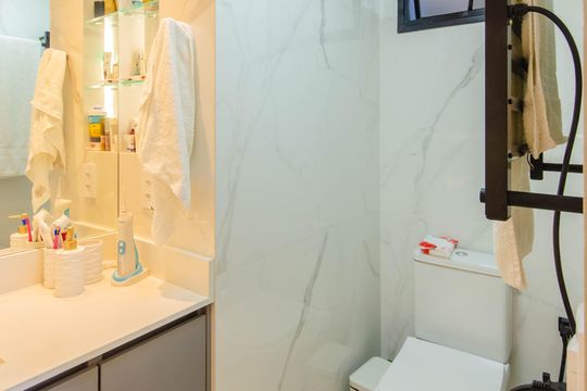Apartamento mobiliado com 3 quartos, 1 suíte e piscina no condomínio para comprar. — Banheiro da Suíte