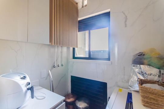Apartamento mobiliado com 3 quartos, 1 suíte e piscina no condomínio para comprar. — Área de Serviço