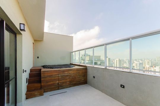 Apartamento mobiliado com 3 quartos, 1 suíte e piscina no condomínio para comprar. — Andar Superior