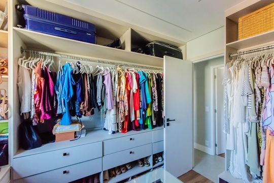 Apartamento mobiliado com 3 quartos, 1 suíte e piscina no condomínio para comprar. — Quarto 1