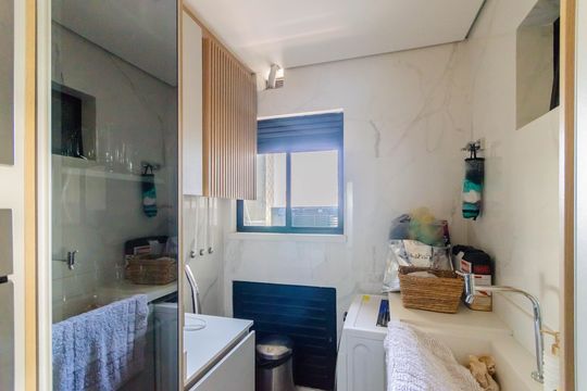 Apartamento mobiliado com 3 quartos, 1 suíte e piscina no condomínio para comprar. — Área de Serviço