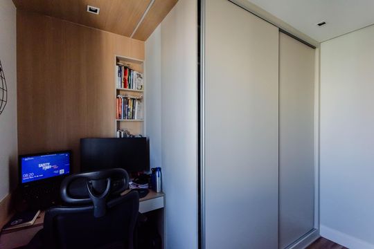 Apartamento mobiliado com 3 quartos, 1 suíte e piscina no condomínio para comprar. — Quarto 2