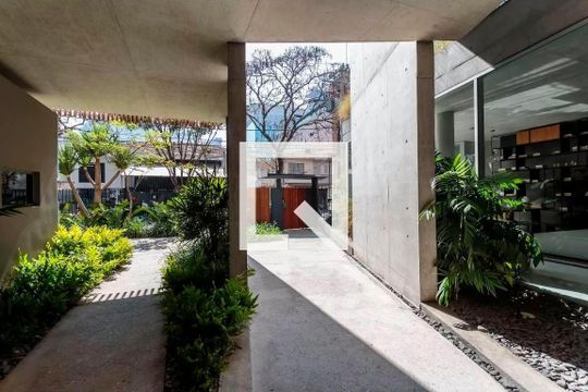 Compra apartamento mobiliado na Vila Nova Conceição com 2 quartos, varanda gourmet e piscina. — Entrada