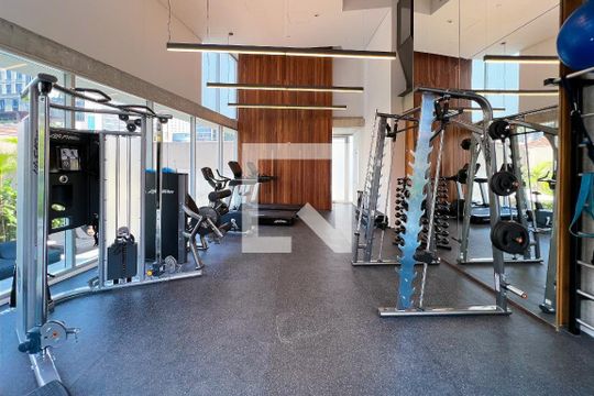 Compra apartamento mobiliado na Vila Nova Conceição com 2 quartos, varanda gourmet e piscina. — Academia