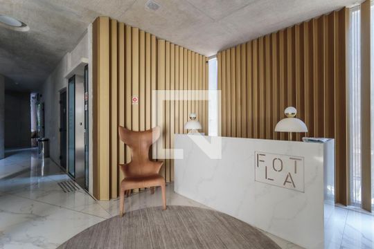 Compra apartamento mobiliado na Vila Nova Conceição com 2 quartos, varanda gourmet e piscina. — Hall social