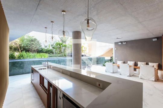 Compra apartamento mobiliado na Vila Nova Conceição com 2 quartos, varanda gourmet e piscina. — Área comum
