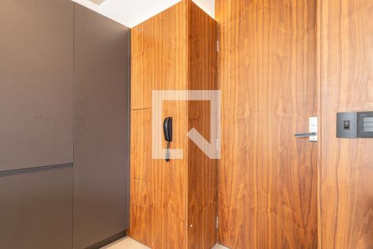 Compra apartamento mobiliado na Vila Nova Conceição com 2 quartos, varanda gourmet e piscina. — Entrada