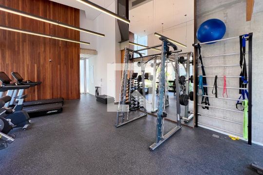 Compra apartamento mobiliado na Vila Nova Conceição com 2 quartos, varanda gourmet e piscina. — Academia