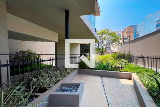 Compra apartamento mobiliado na Vila Nova Conceição com 2 quartos, varanda gourmet e piscina. — Área comum