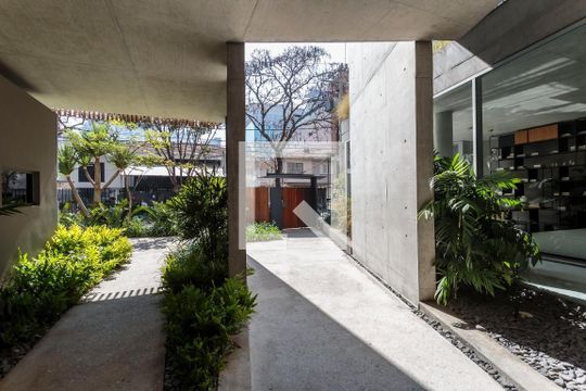 Compra apartamento mobiliado na Vila Nova Conceição com 2 quartos, varanda gourmet e piscina. — Área comum