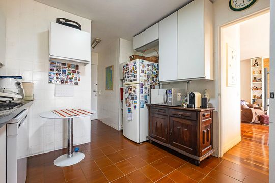 Venda de apartamento mobiliado com 3 quartos, quintal e churrasqueira no condomínio. — Cozinha
