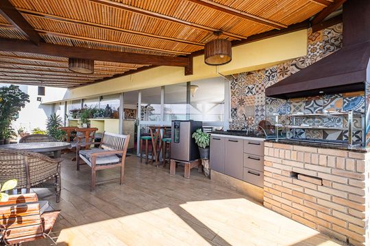 Venda de apartamento mobiliado com 3 quartos, quintal e churrasqueira no condomínio. — Terraço