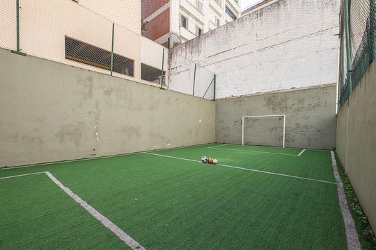 Venda de apartamento mobiliado com 3 quartos, quintal e churrasqueira no condomínio. — Área comum - Quadra