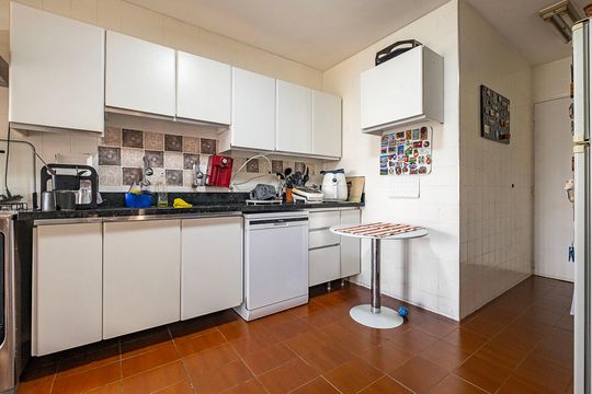 Venda de apartamento mobiliado com 3 quartos, quintal e churrasqueira no condomínio. — Cozinha