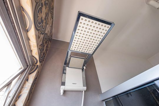 Venda de apartamento mobiliado com 3 quartos, quintal e churrasqueira no condomínio. — Banheiro Suíte Master