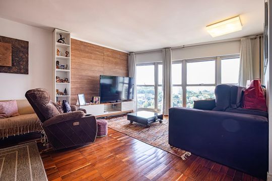 Venda de apartamento mobiliado com 3 quartos, quintal e churrasqueira no condomínio. — Sala 1
