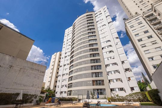 Venda de apartamento mobiliado com 3 quartos, quintal e churrasqueira no condomínio. — Fachada