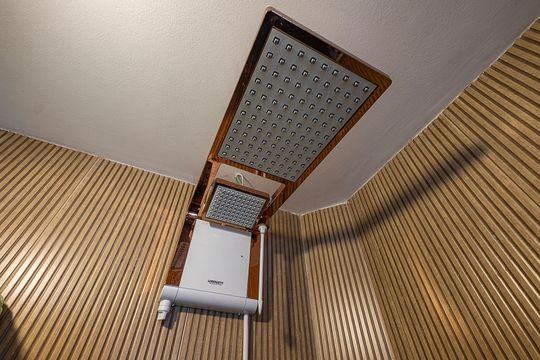 Venda de apartamento mobiliado com 3 quartos, quintal e churrasqueira no condomínio. — Banheiro da Suíte Americana