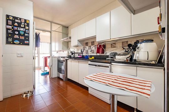 Venda de apartamento mobiliado com 3 quartos, quintal e churrasqueira no condomínio. — Cozinha