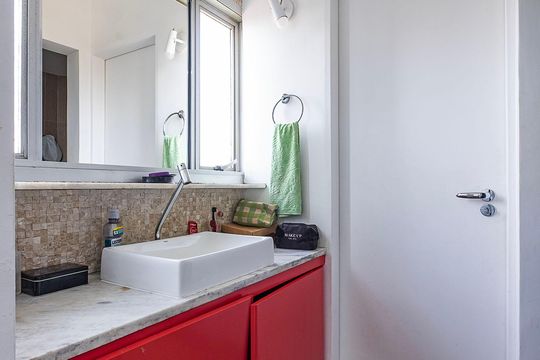 Venda de apartamento mobiliado com 3 quartos, quintal e churrasqueira no condomínio. — Banheiro da Suíte Americana